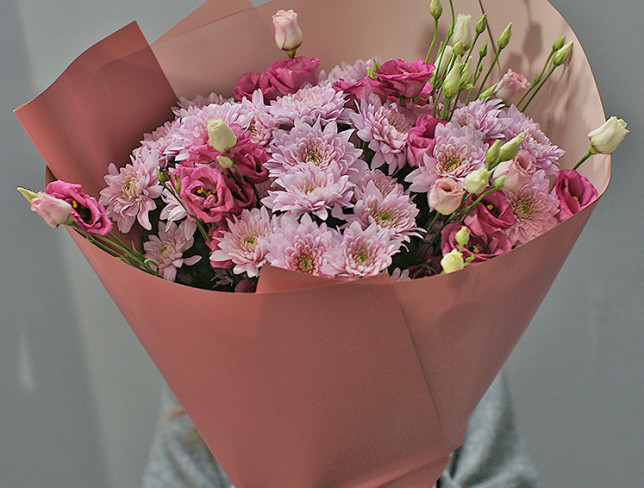 Букет из хризантем и розовых эустомы Фото